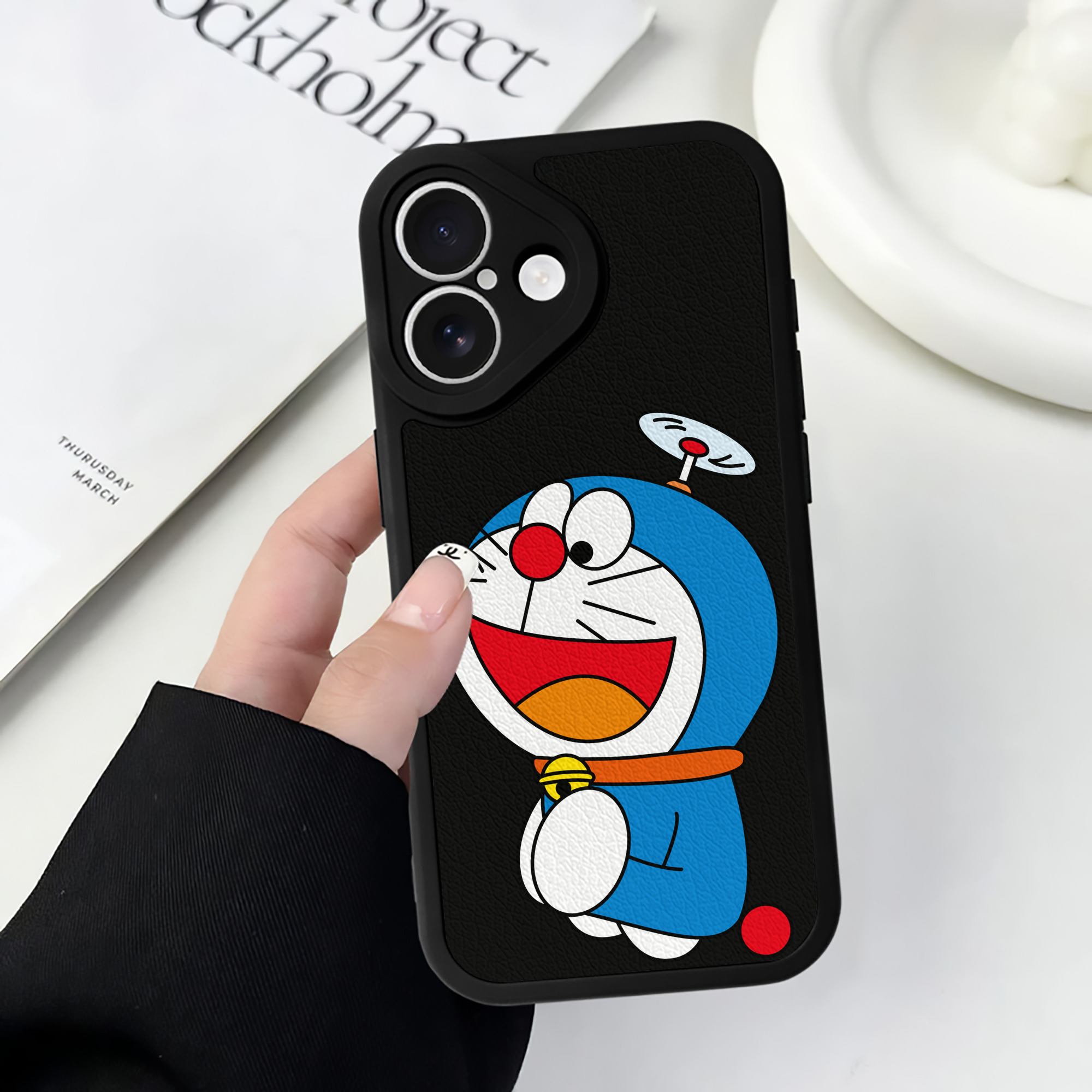 （画像用） ドラえもん Doraemon 【iPhone 16シリーズ対応】シリコンスマホケース（レザー調） 材質：シリコン